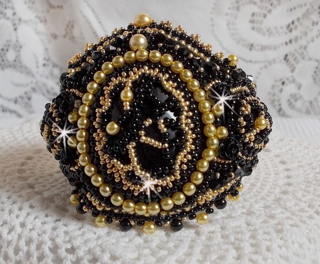 Cleopatra manchet armband geborduurd met zwarte onyx, Swarovski kristallen en rocailles