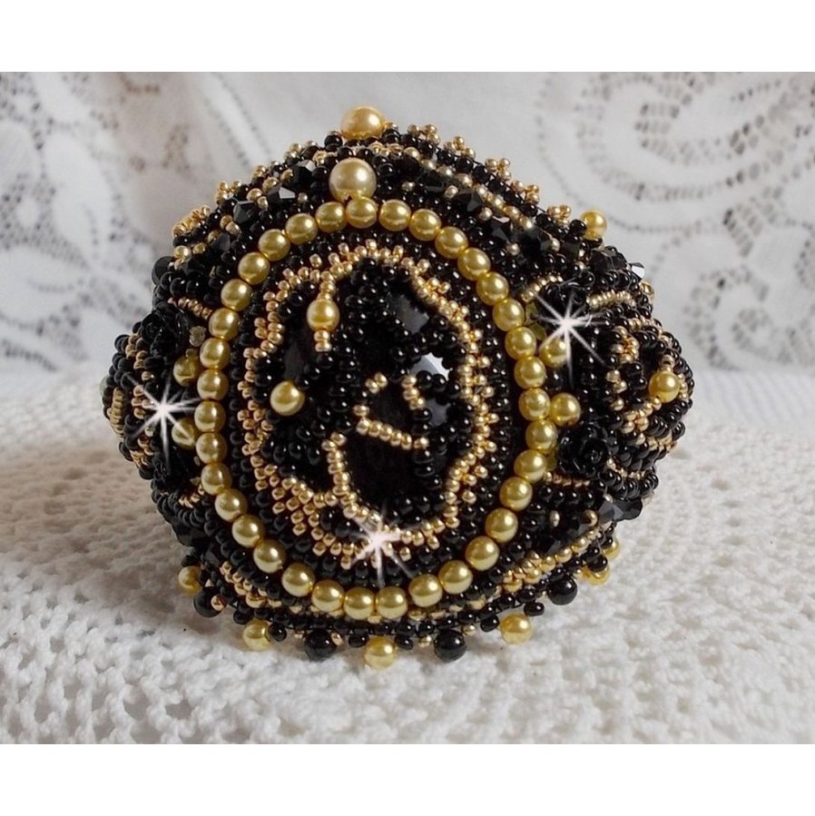 Cleopatra manchet armband geborduurd met zwarte onyx, Swarovski kristallen en rocailles
