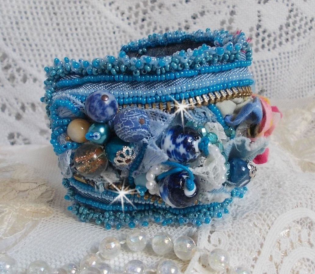 Far West manchet armband geborduurd met denim stof, edelsteen kralen: Sodaliet, Agatha, keramische kralen, Boheemse glazen kralen en rocailles.