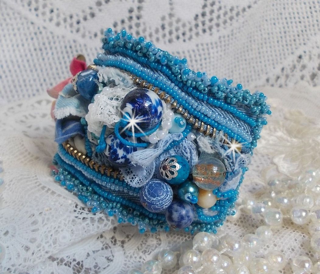 Far West manchet armband geborduurd met denim stof, edelsteen kralen: Sodaliet, Agatha, keramische kralen, Boheemse glazen kralen en rocailles.