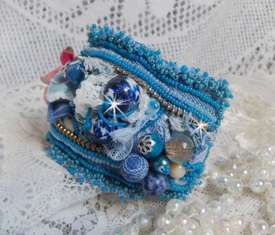 Far West manchet armband geborduurd met denim stof, edelsteen kralen: Sodaliet, Agatha, keramische kralen, Boheemse glazen kralen en rocailles.