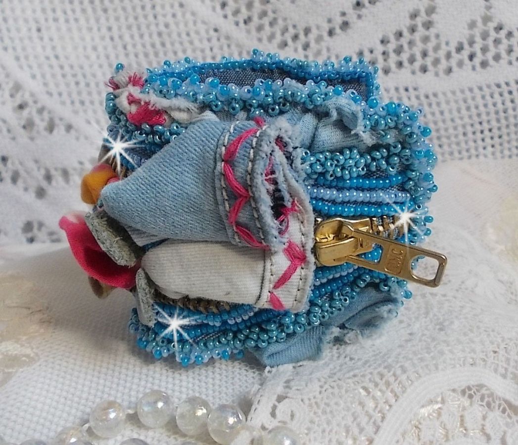 Far West manchet armband geborduurd met denim stof, edelsteen kralen: Sodaliet, Agatha, keramische kralen, Boheemse glazen kralen en rocailles.
