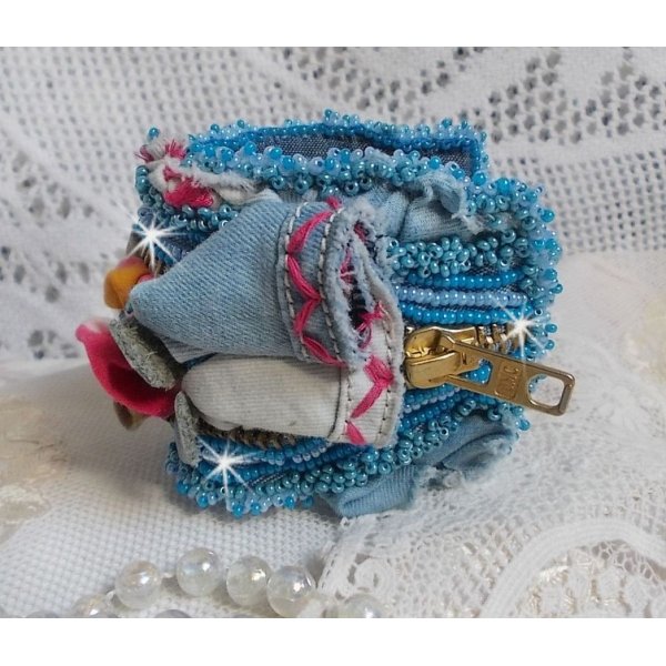 Far West manchet armband geborduurd met denim stof, edelsteen kralen: Sodaliet, Agatha, keramische kralen, Boheemse glazen kralen en rocailles.