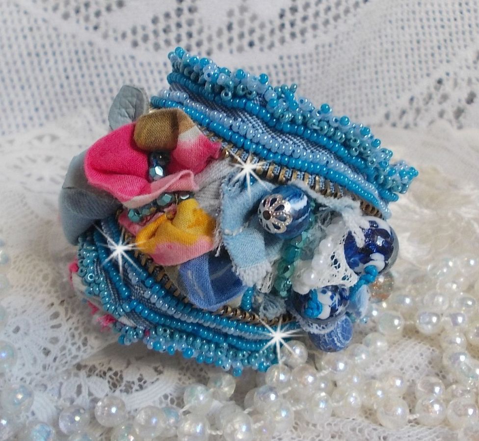 Far West manchet armband geborduurd met denim stof, edelsteen kralen: Sodaliet, Agatha, keramische kralen, Boheemse glazen kralen en rocailles.