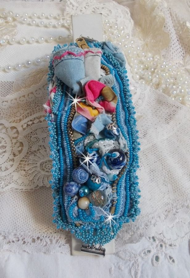 Far West manchet armband geborduurd met denim stof, edelsteen kralen: Sodaliet, Agatha, keramische kralen, Boheemse glazen kralen en rocailles.