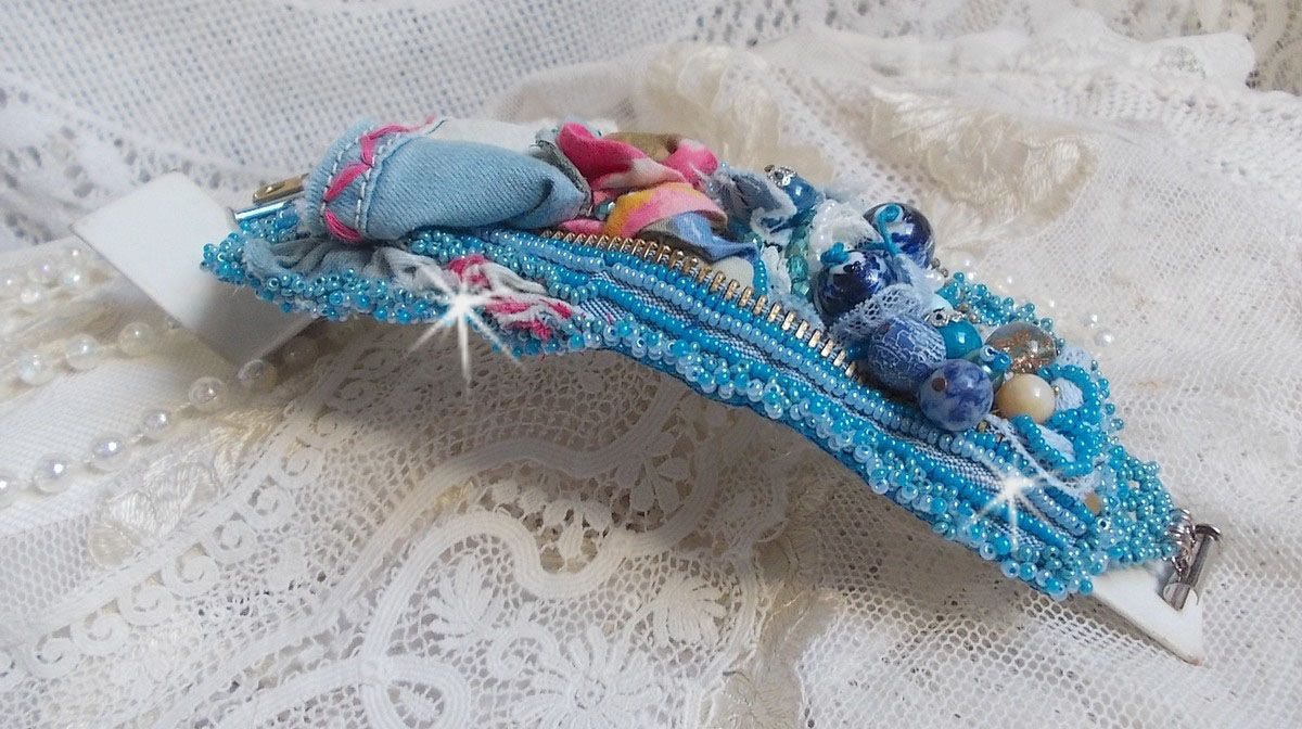 Far West manchet armband geborduurd met denim stof, edelsteen kralen: Sodaliet, Agatha, keramische kralen, Boheemse glazen kralen en rocailles.