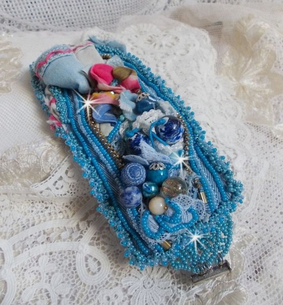 Far West manchet armband geborduurd met denim stof, edelsteen kralen: Sodaliet, Agatha, keramische kralen, Boheemse glazen kralen en rocailles.