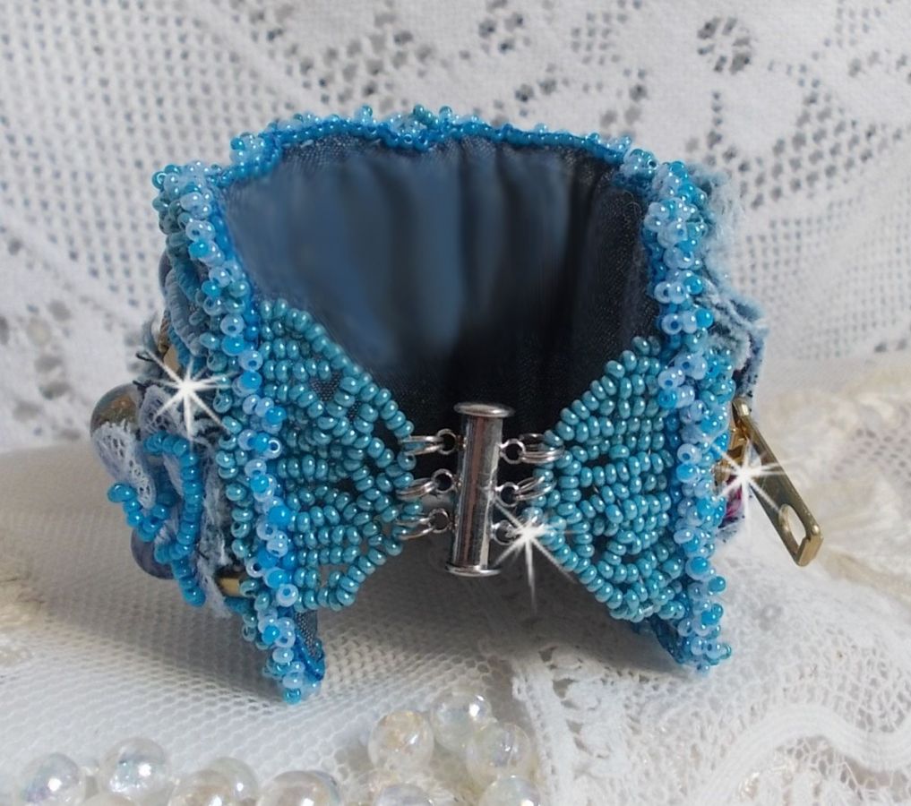 Far West manchet armband geborduurd met denim stof, edelsteen kralen: Sodaliet, Agatha, keramische kralen, Boheemse glazen kralen en rocailles.
