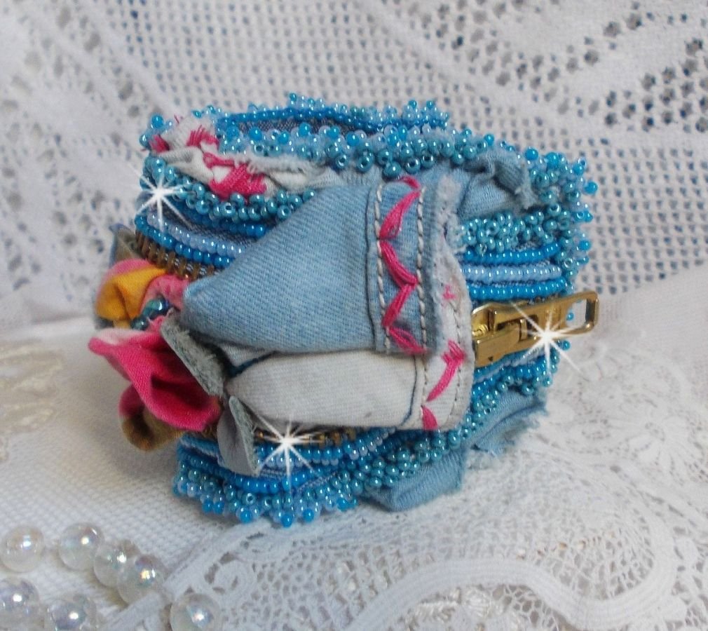 Far West manchet armband geborduurd met denim stof, edelsteen kralen: Sodaliet, Agatha, keramische kralen, Boheemse glazen kralen en rocailles.