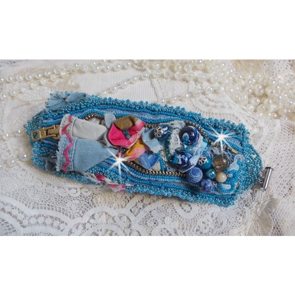 Far West manchet armband geborduurd met denim stof, edelsteen kralen: Sodaliet, Agatha, keramische kralen, Boheemse glazen kralen en rocailles.