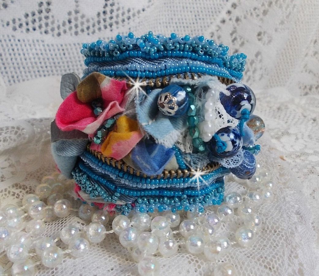Far West manchet armband geborduurd met denim stof, edelsteen kralen: Sodaliet, Agatha, keramische kralen, Boheemse glazen kralen en rocailles.