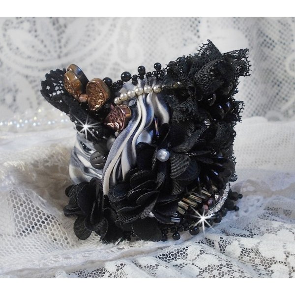 Bracelet manchette F&eacute;erie Black avec une soie grise, blanche et noir.