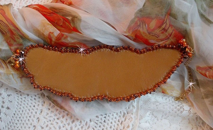 Lady in Orange manchet armband Haute-Couture geborduurd met Swarovski kristallen en Miyuki rocailles.