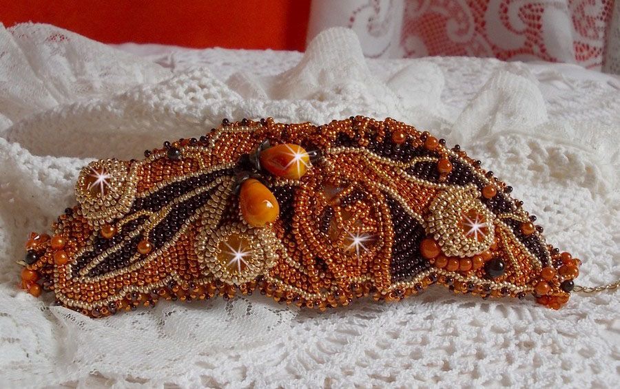 Lady in Orange manchet armband Haute-Couture geborduurd met Swarovski kristallen en Miyuki rocailles.