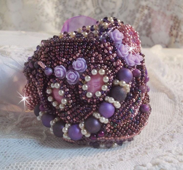 Chinese Purple Stone manchet armband geborduurd met fijne stenen: Sugilites, Swarovski kristallen, rocailles en een paars Organza lint.
