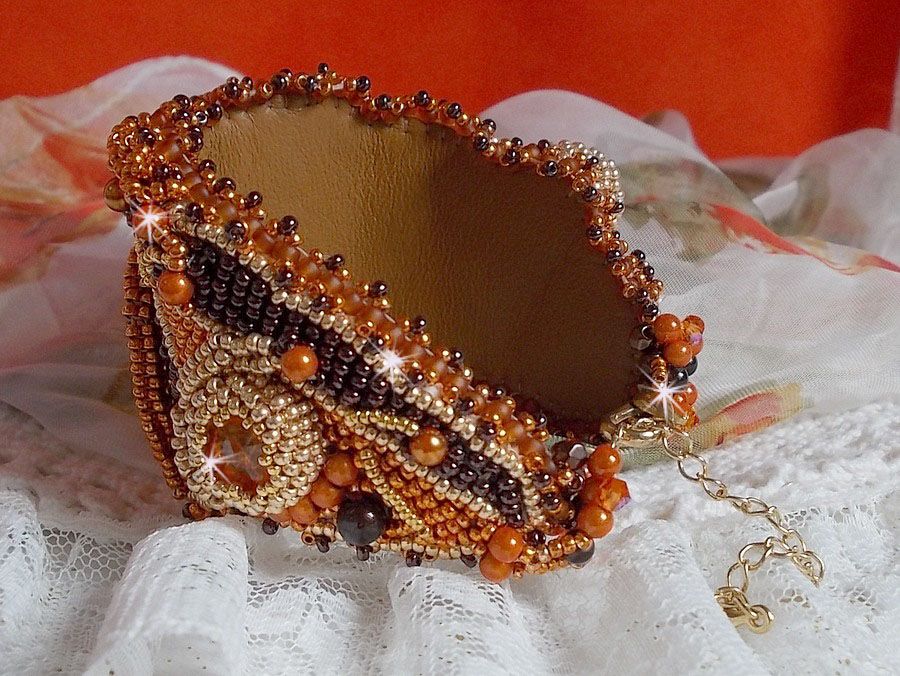 Lady in Orange manchet armband Haute-Couture geborduurd met Swarovski kristallen en Miyuki rocailles.