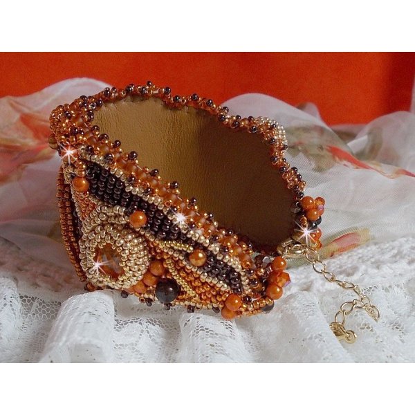 Lady in Orange manchet armband Haute-Couture geborduurd met Swarovski kristallen en Miyuki rocailles.