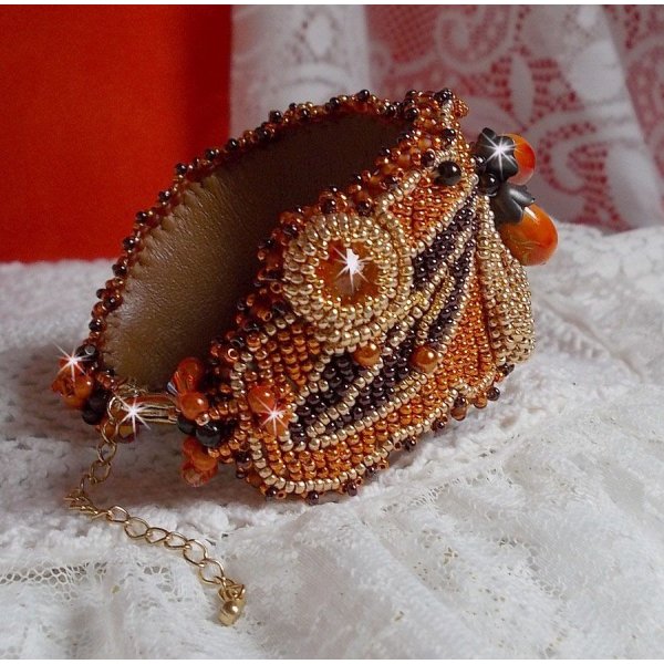 Lady in Orange manchet armband Haute-Couture geborduurd met Swarovski kristallen en Miyuki rocailles.