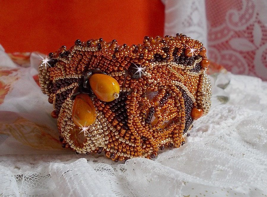 Lady in Orange manchet armband Haute-Couture geborduurd met Swarovski kristallen en Miyuki rocailles.