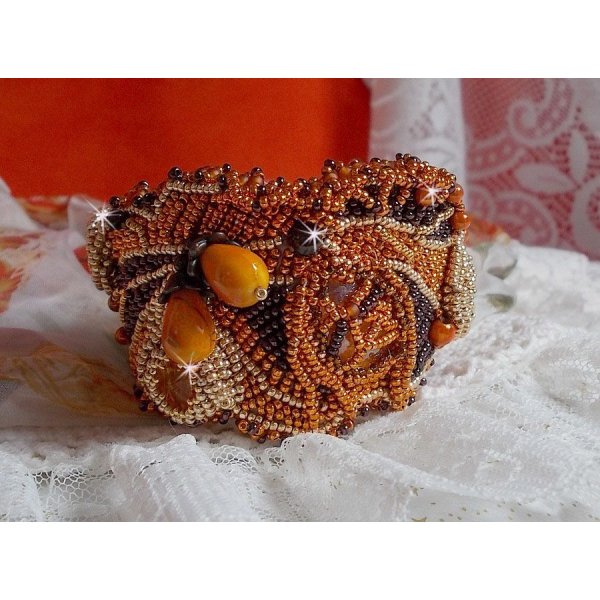 Lady in Orange manchet armband Haute-Couture geborduurd met Swarovski kristallen en Miyuki rocailles.