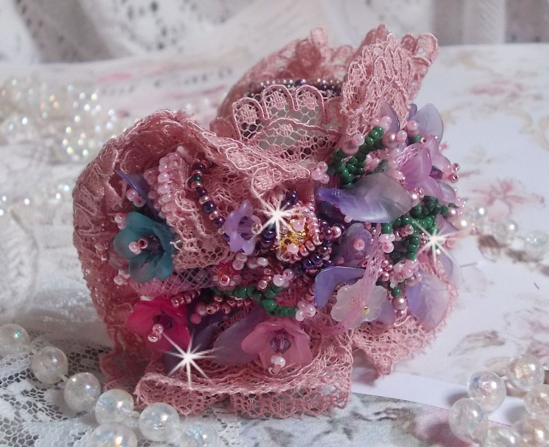 Jardin Poétique manchet armband geborduurd met Oudroze Antiek kant, Swarovski kristallen, 18 en 24 karaats vergulde accessoires, Parelmoer, parels en rocailles.