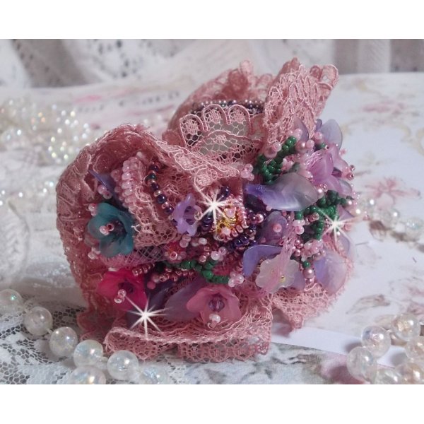 Jardin Po&eacute;tique manchet armband geborduurd met Oudroze Antiek kant, Swarovski kristallen, 18 en 24 karaats vergulde accessoires, Parelmoer, parels en rocailles.