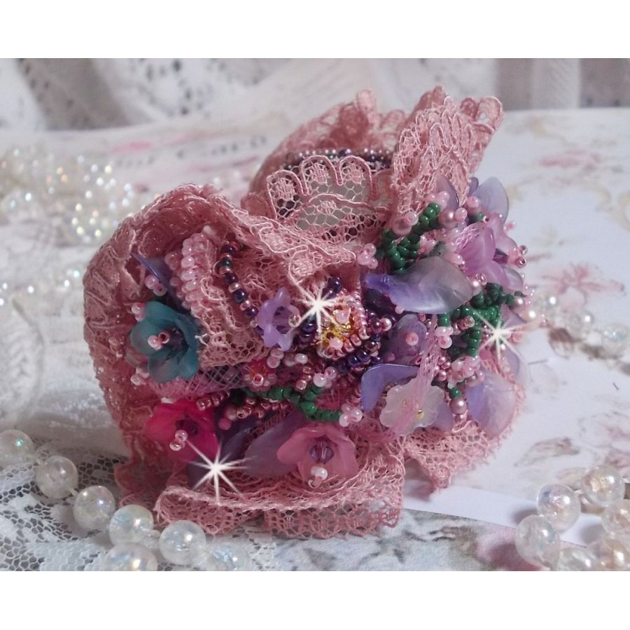 Jardin Poétique manchet armband geborduurd met Oudroze Antiek kant, Swarovski kristallen, 18 en 24 karaats vergulde accessoires, Parelmoer, parels en rocailles.
