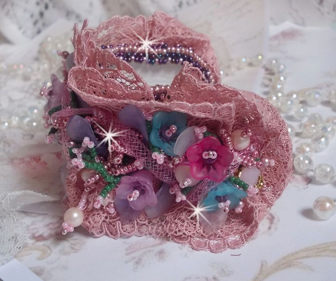 Jardin Poétique manchet armband geborduurd met Oudroze Antiek kant, Swarovski kristallen, 18 en 24 karaats vergulde accessoires, Parelmoer, parels en rocailles.