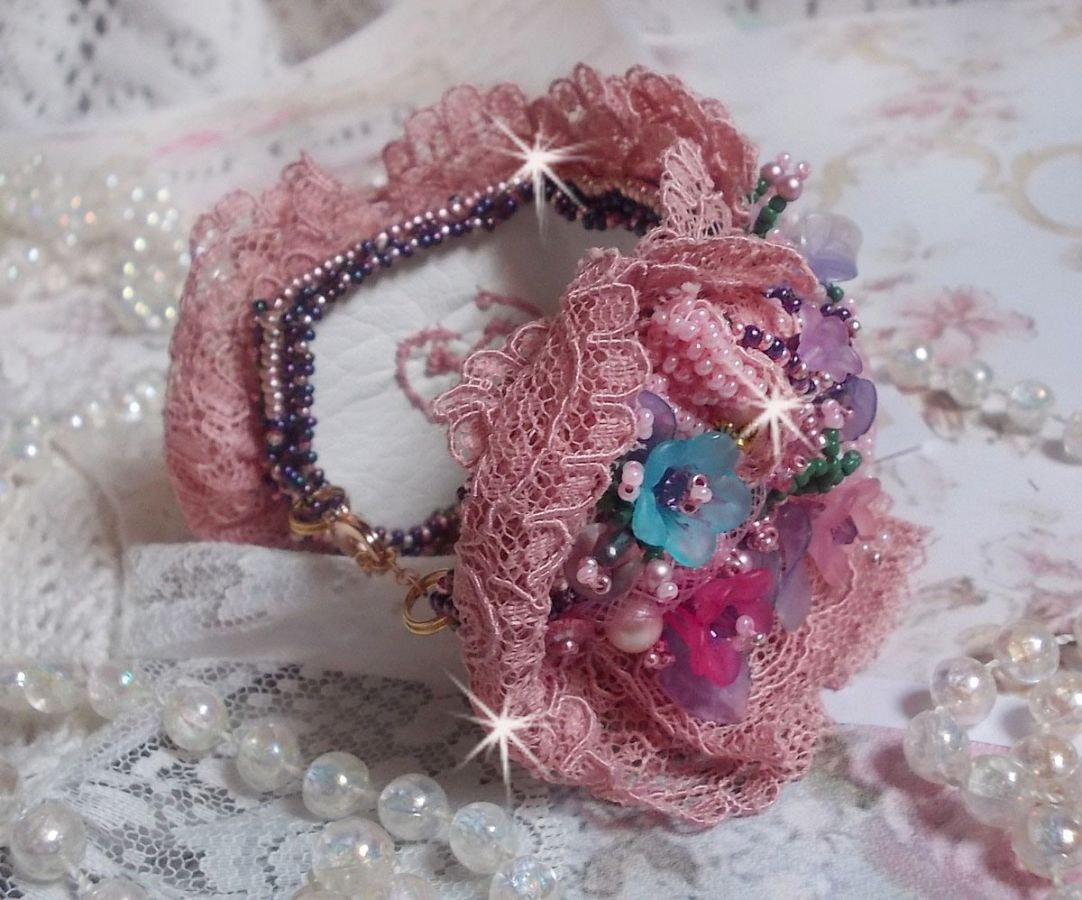 Jardin Poétique manchet armband geborduurd met Oudroze Antiek kant, Swarovski kristallen, 18 en 24 karaats vergulde accessoires, Parelmoer, parels en rocailles.