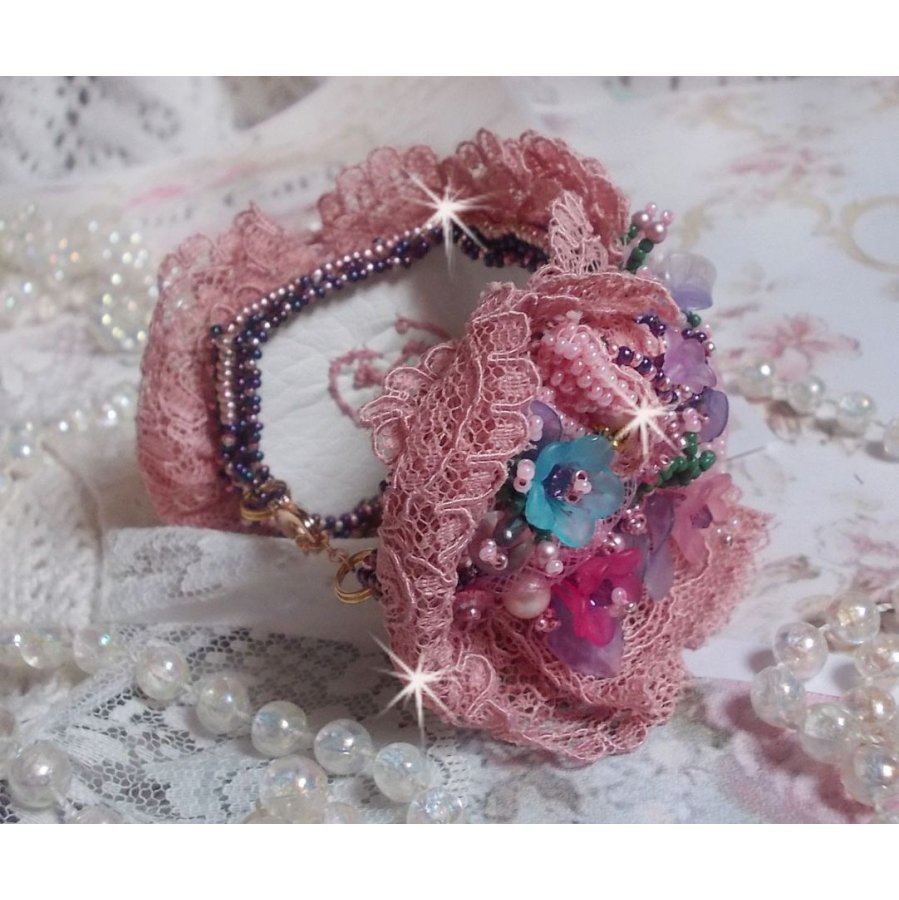 Jardin Poétique manchet armband geborduurd met Oudroze Antiek kant, Swarovski kristallen, 18 en 24 karaats vergulde accessoires, Parelmoer, parels en rocailles.