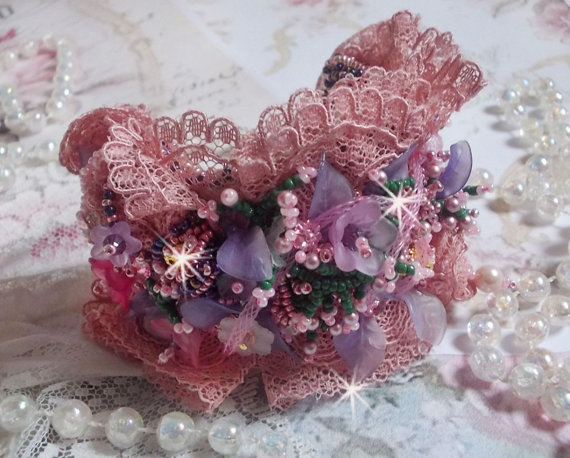 Jardin Poétique manchet armband geborduurd met Oudroze Antiek kant, Swarovski kristallen, 18 en 24 karaats vergulde accessoires, Parelmoer, parels en rocailles.