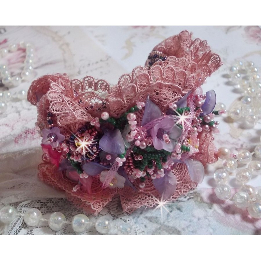 Jardin Poétique manchet armband geborduurd met Oudroze Antiek kant, Swarovski kristallen, 18 en 24 karaats vergulde accessoires, Parelmoer, parels en rocailles.