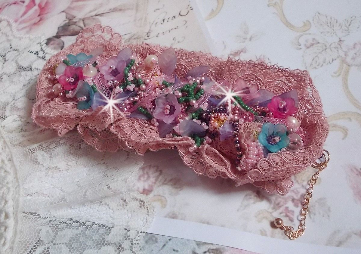 Jardin Poétique manchet armband geborduurd met Oudroze Antiek kant, Swarovski kristallen, 18 en 24 karaats vergulde accessoires, Parelmoer, parels en rocailles.