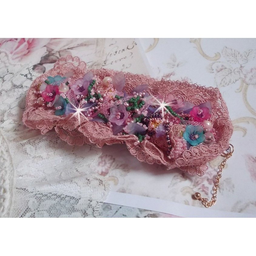 Jardin Poétique manchet armband geborduurd met Oudroze Antiek kant, Swarovski kristallen, 18 en 24 karaats vergulde accessoires, Parelmoer, parels en rocailles.
