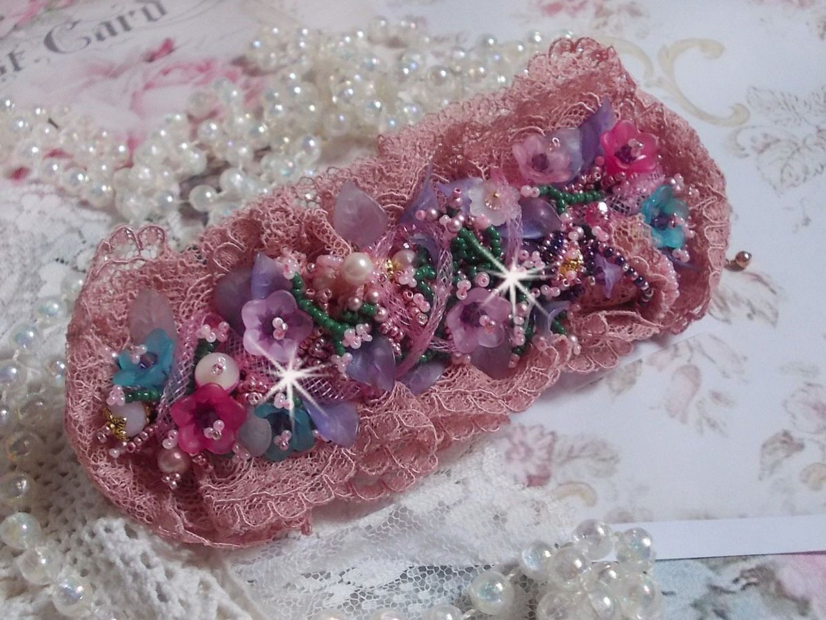Jardin Poétique manchet armband geborduurd met Oudroze Antiek kant, Swarovski kristallen, 18 en 24 karaats vergulde accessoires, Parelmoer, parels en rocailles.
