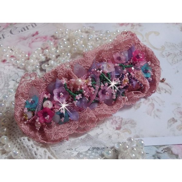 Jardin Po&eacute;tique manchet armband geborduurd met Oudroze Antiek kant, Swarovski kristallen, 18 en 24 karaats vergulde accessoires, Parelmoer, parels en rocailles.