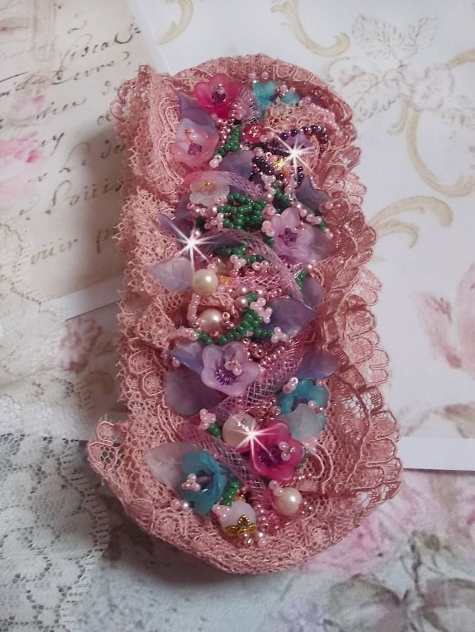Jardin Poétique manchet armband geborduurd met Oudroze Antiek kant, Swarovski kristallen, 18 en 24 karaats vergulde accessoires, Parelmoer, parels en rocailles.