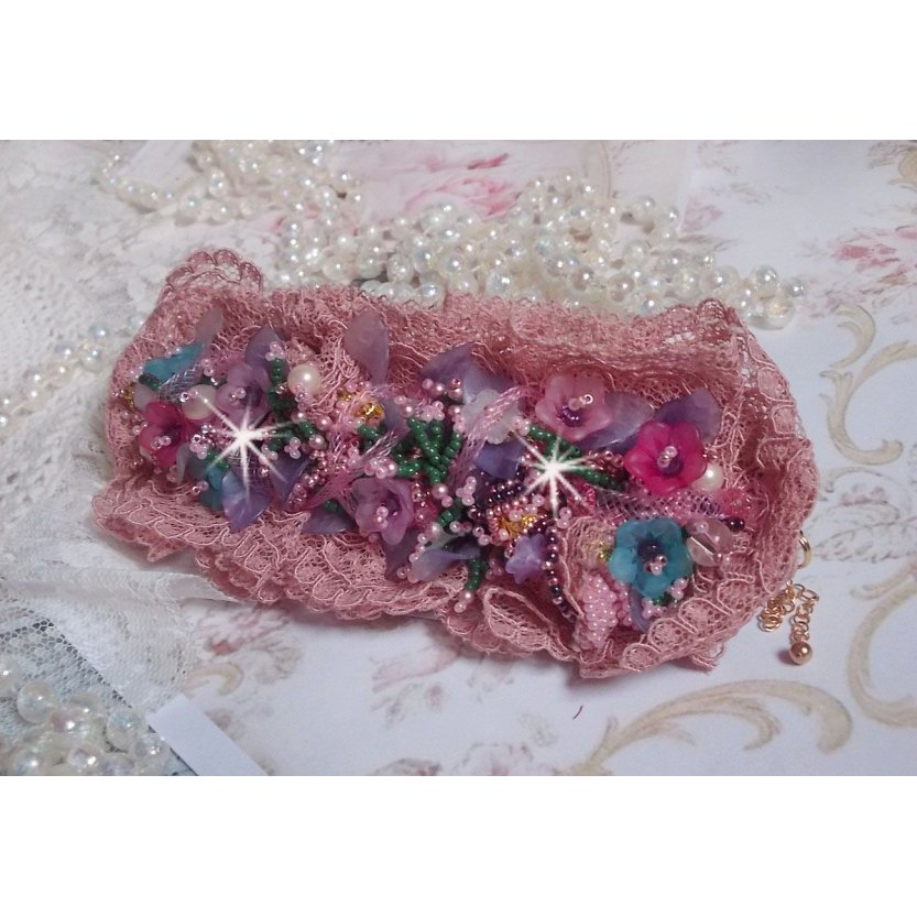Jardin Poétique manchet armband geborduurd met Oudroze Antiek kant, Swarovski kristallen, 18 en 24 karaats vergulde accessoires, Parelmoer, parels en rocailles.
