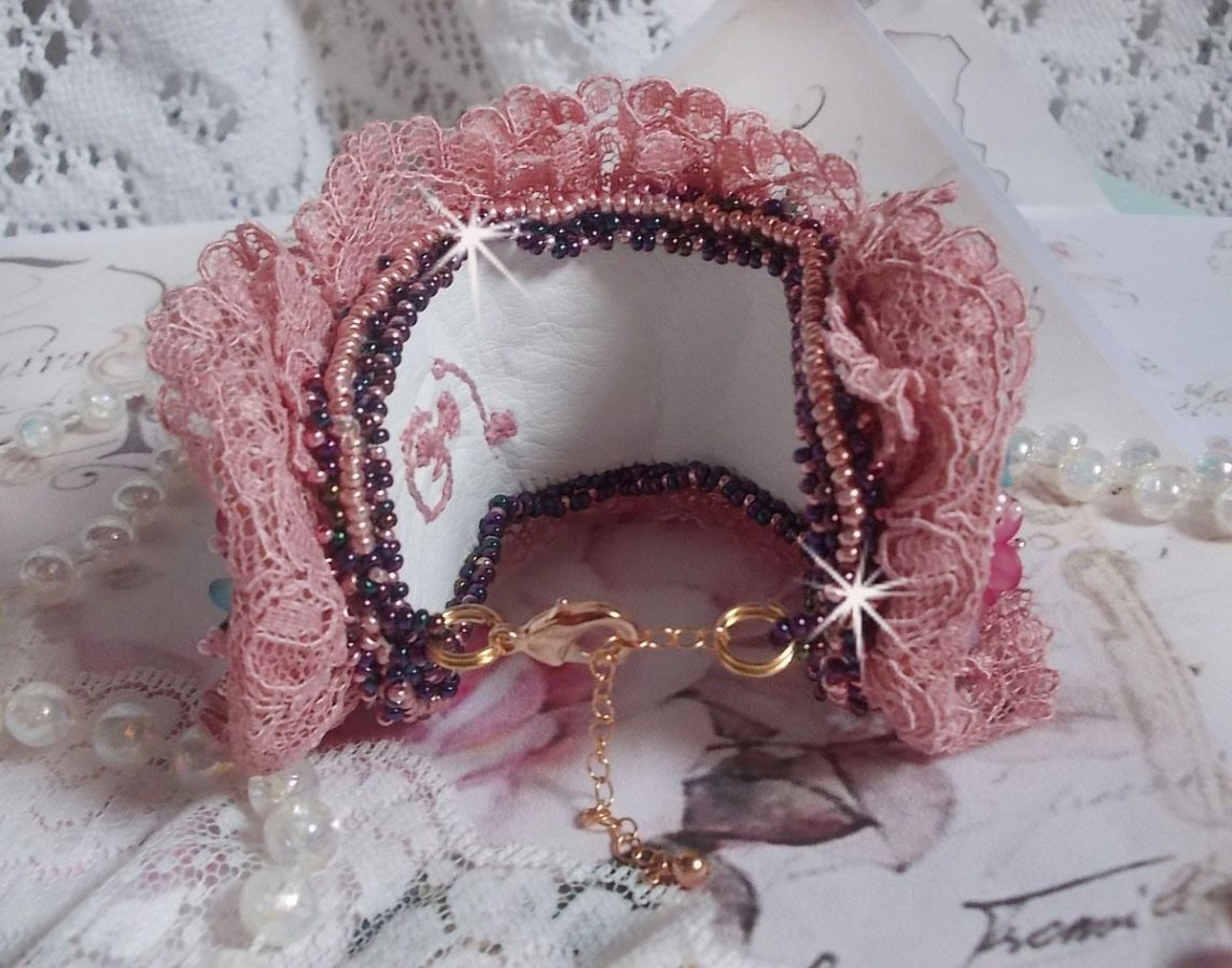 Jardin Poétique manchet armband geborduurd met Oudroze Antiek kant, Swarovski kristallen, 18 en 24 karaats vergulde accessoires, Parelmoer, parels en rocailles.