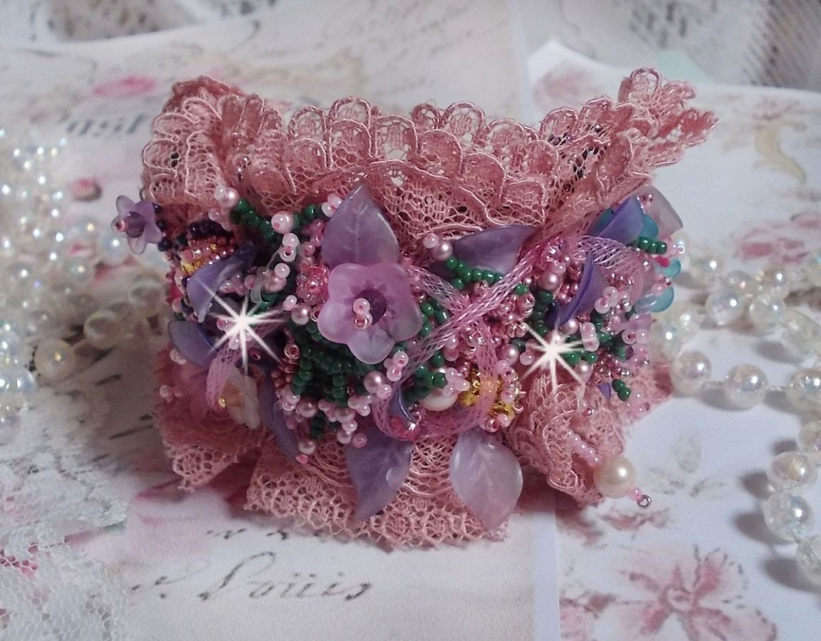 Jardin Poétique manchet armband geborduurd met Oudroze Antiek kant, Swarovski kristallen, 18 en 24 karaats vergulde accessoires, Parelmoer, parels en rocailles.