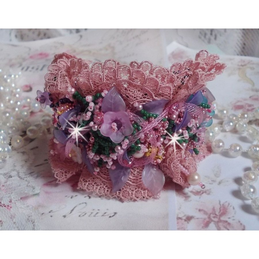 Jardin Poétique manchet armband geborduurd met Oudroze Antiek kant, Swarovski kristallen, 18 en 24 karaats vergulde accessoires, Parelmoer, parels en rocailles.