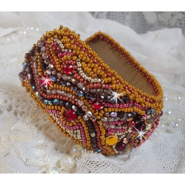 Rode Jaspis manchet armband geborduurd met een Rode Jaspis cabochon, Swarovski kristallen en rocailles.