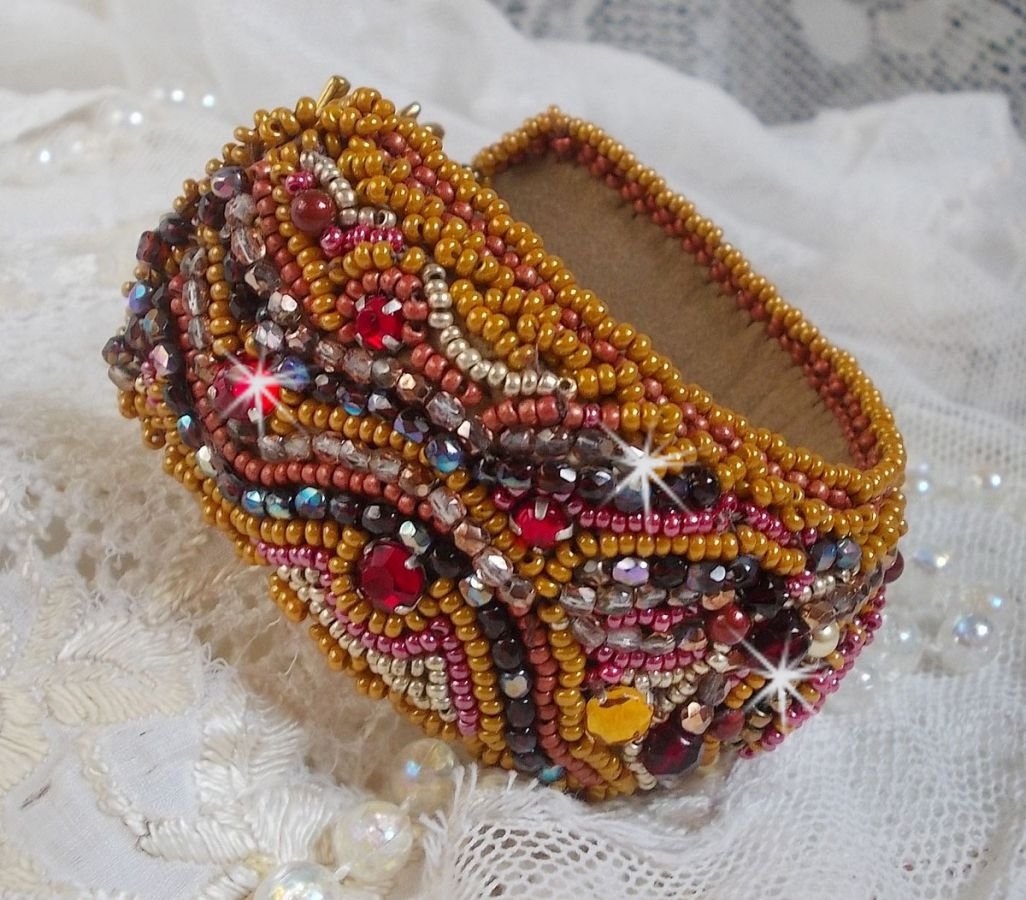 Rode Jaspis manchet armband geborduurd met een Rode Jaspis cabochon, Swarovski kristallen en rocailles.