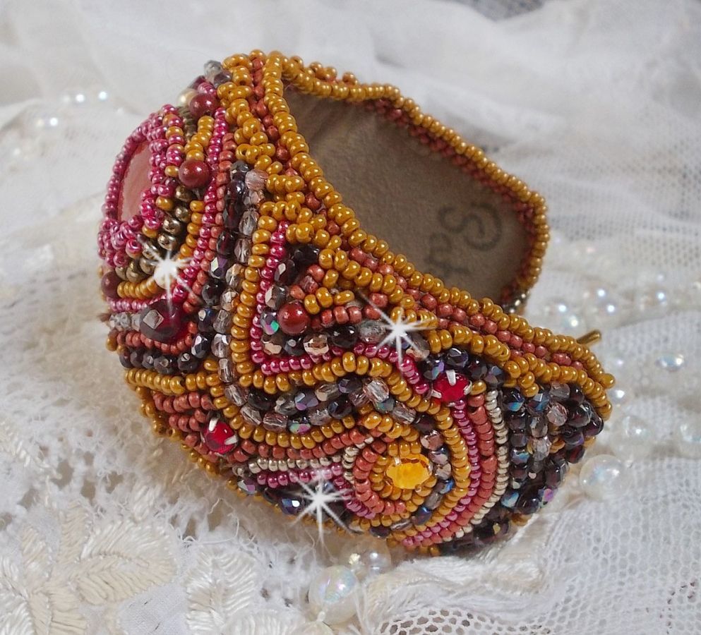 Rode Jaspis manchet armband geborduurd met een Rode Jaspis cabochon, Swarovski kristallen en rocailles.