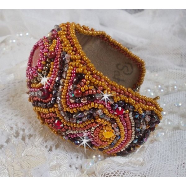 Rode Jaspis manchet armband geborduurd met een Rode Jaspis cabochon, Swarovski kristallen en rocailles.