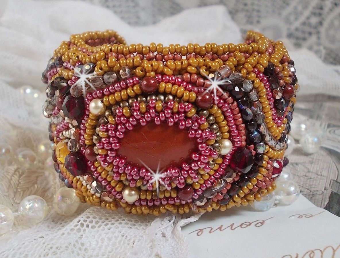 Rode Jaspis manchet armband geborduurd met een Rode Jaspis cabochon, Swarovski kristallen en rocailles.