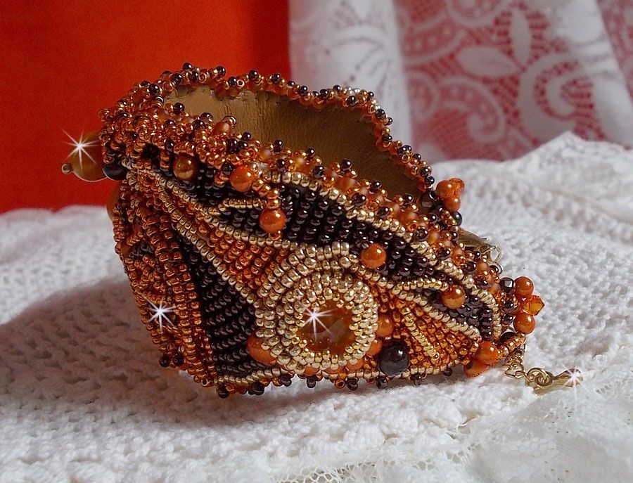 Lady in Orange manchet armband Haute-Couture geborduurd met Swarovski kristallen en Miyuki rocailles.