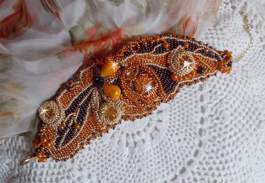 Lady in Orange manchet armband Haute-Couture geborduurd met Swarovski kristallen en Miyuki rocailles.
