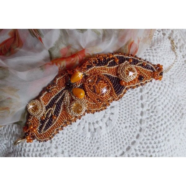 Lady in Orange manchet armband Haute-Couture geborduurd met Swarovski kristallen en Miyuki rocailles.