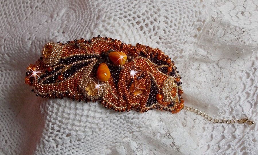 Lady in Orange manchet armband Haute-Couture geborduurd met Swarovski kristallen en Miyuki rocailles.